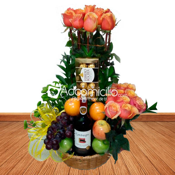 Arreglos florales para aniversario en Medellín Ramo frutero con chocolates y vino